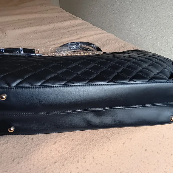 Gilda Paris Chic Black Quilted Tote with Gold Chain Accents - Picture 11 of 14